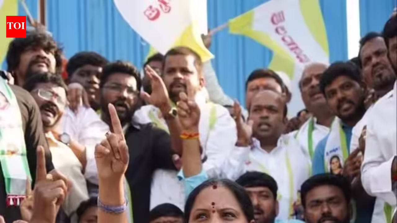 Displaced families of Velugumatla stage dharna, Kavitha, Visharadan Maharaj join the protest - 4
