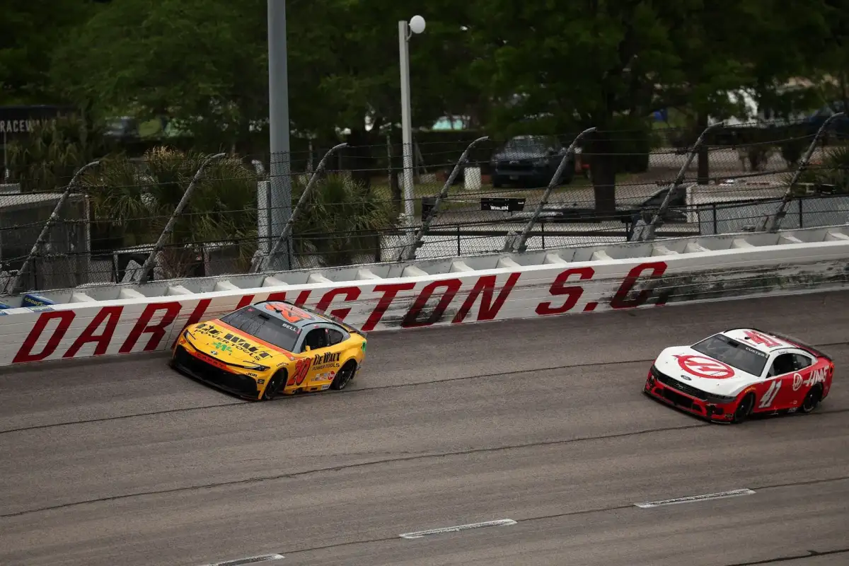 Trump Vows To 'Obliterate' Iranian Power Plants If Strait Of Hormuz Is Not Re-Opened - 3