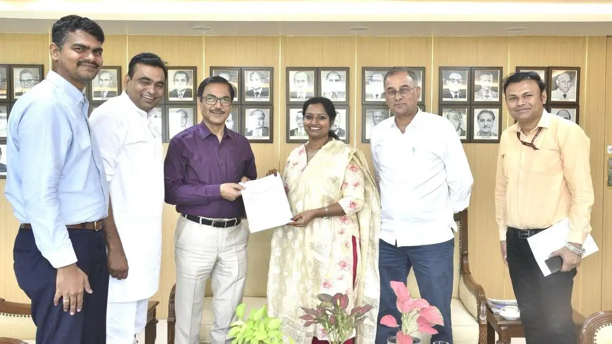 SCR GM urged to give jobs to those gave up lands for Kazipet coach factory - 2