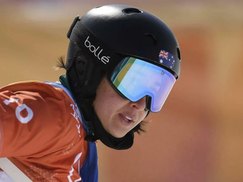 Australian snowboarder flown to hospital after fracturing neck - 1