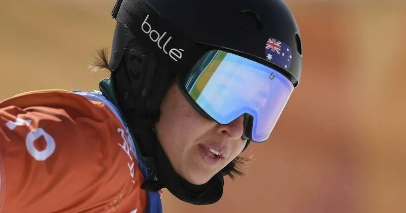 Australian snowboarder flown to hospital after fracturing neck - 2