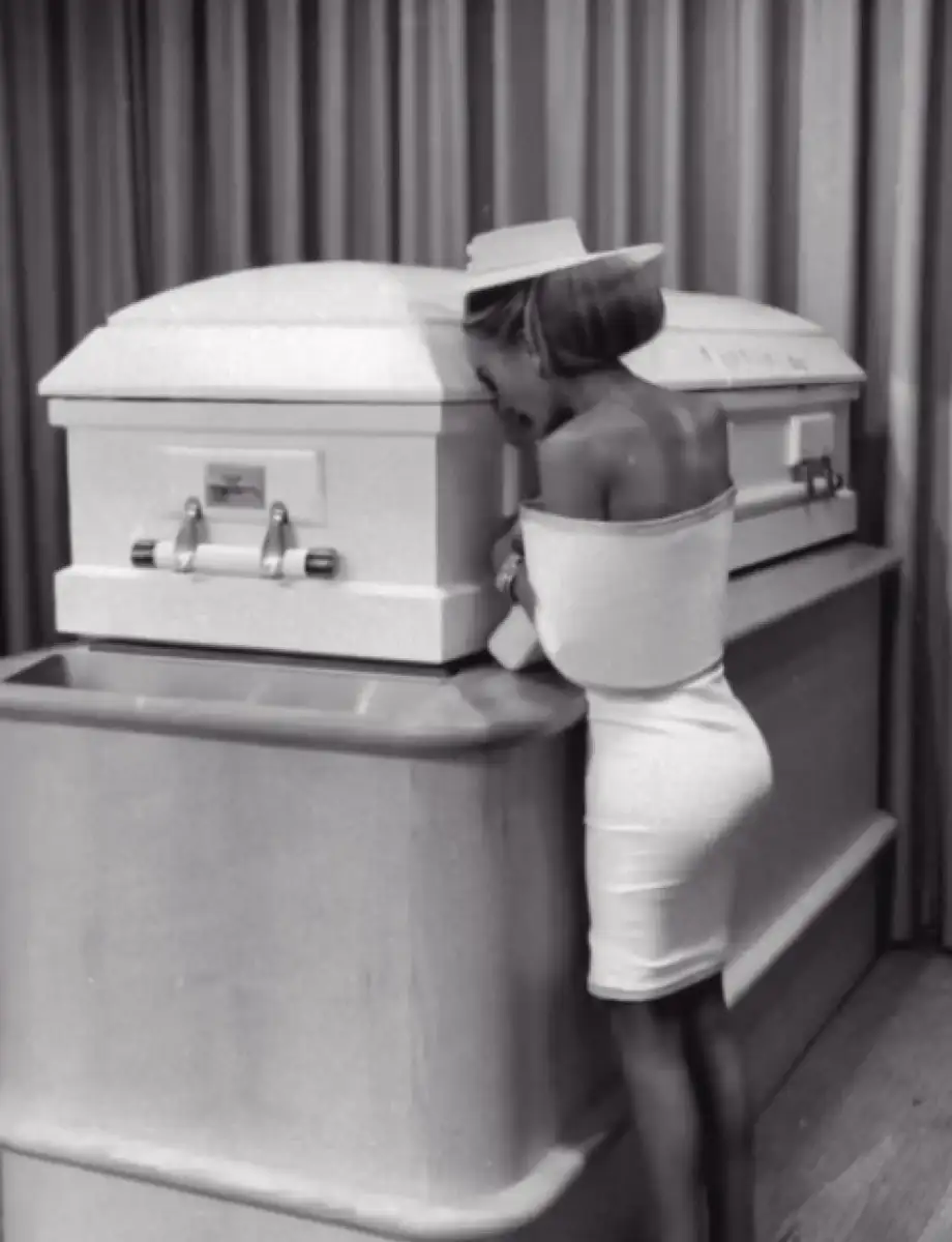 Influencer faces backlash online after telling her 15-year-old daughter to twerk for a video: 'She's a kid' - 4