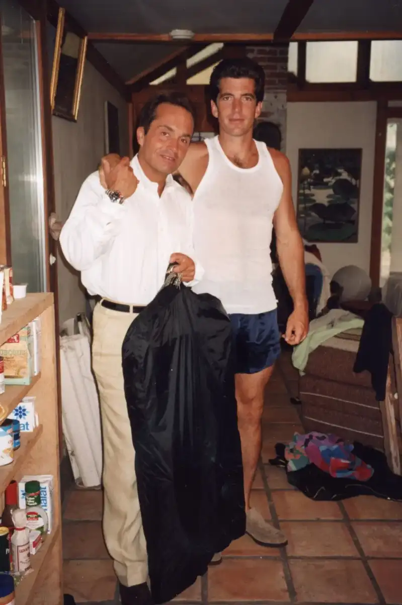 How John F. Kennedy Jr. & Carolyn Bessette Pulled Off a Secret Wedding - 4