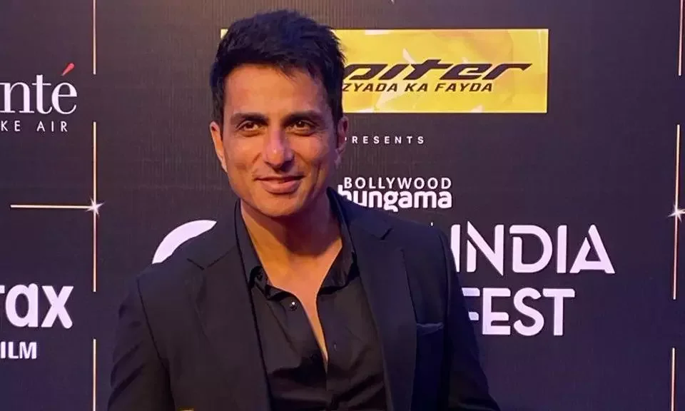 Zee Samvaad Real Heroes 2026: Sonu Sood honoured with People's Pride of the Year, says 'Seva se bada...' - 3