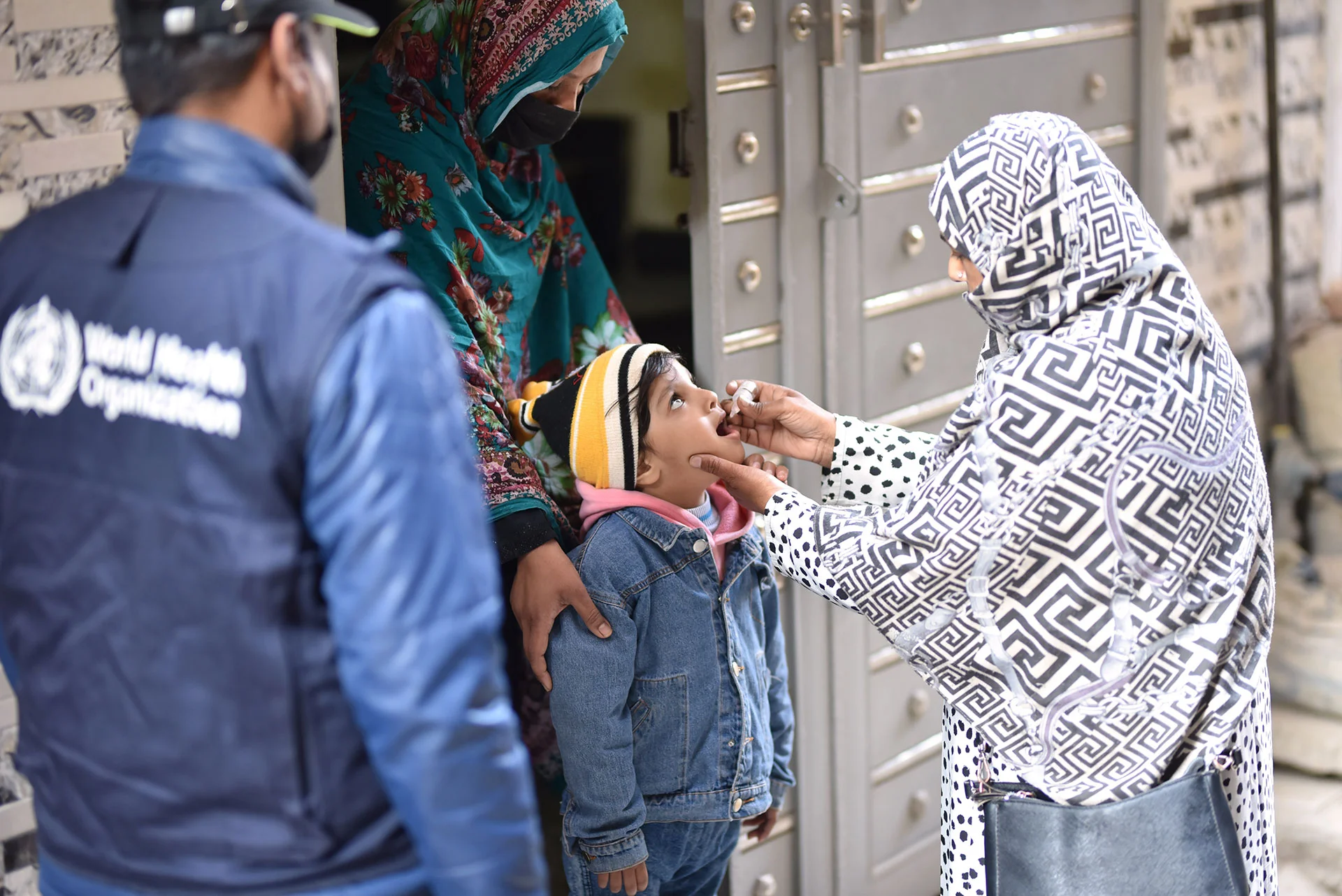 Mobilizing 400,000 WHO-trained polio workers to vaccinate 45 million children in Pakistan - Global Polio Eradication - 1