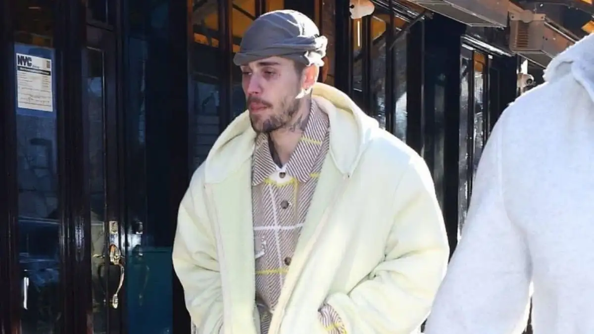 Justin Bieber caught on camera throwing water bottle at photographer during tense exit with wife Hailey - 2