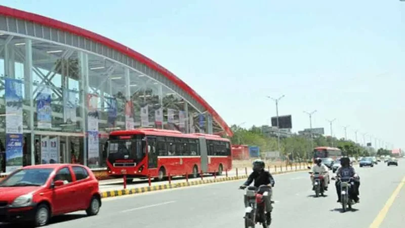 Pakistan Announces Free Public Transport as Energy Crisis Bites - 1