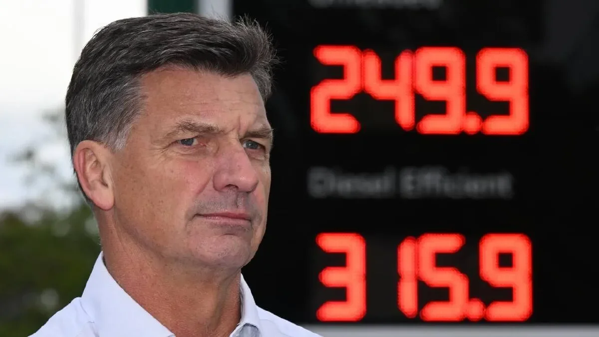 Rosamund Pike breaks down in tears during emotional curtain call for Inter Alia press night as her West End performance receives rave reviews - 2