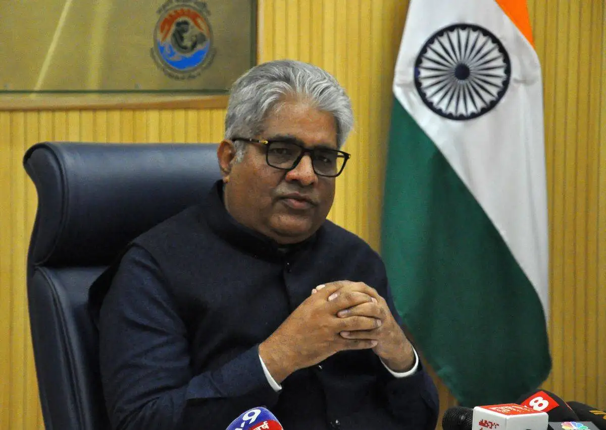 His portrait of MLK in a hoodie went viral. Now he shares a message in his Downtown Disney art - 1